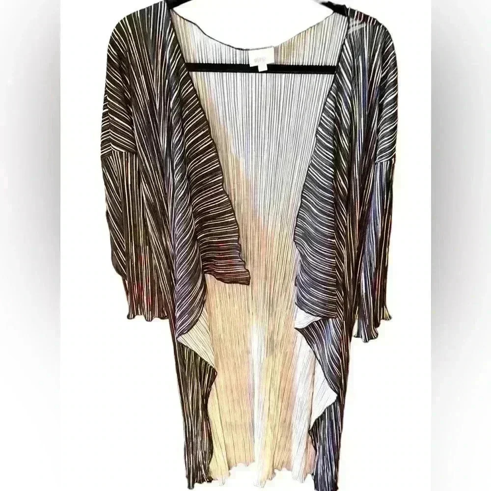 Lularoe large black& White accordion pleated Shirley kimono. NWT but flawed.